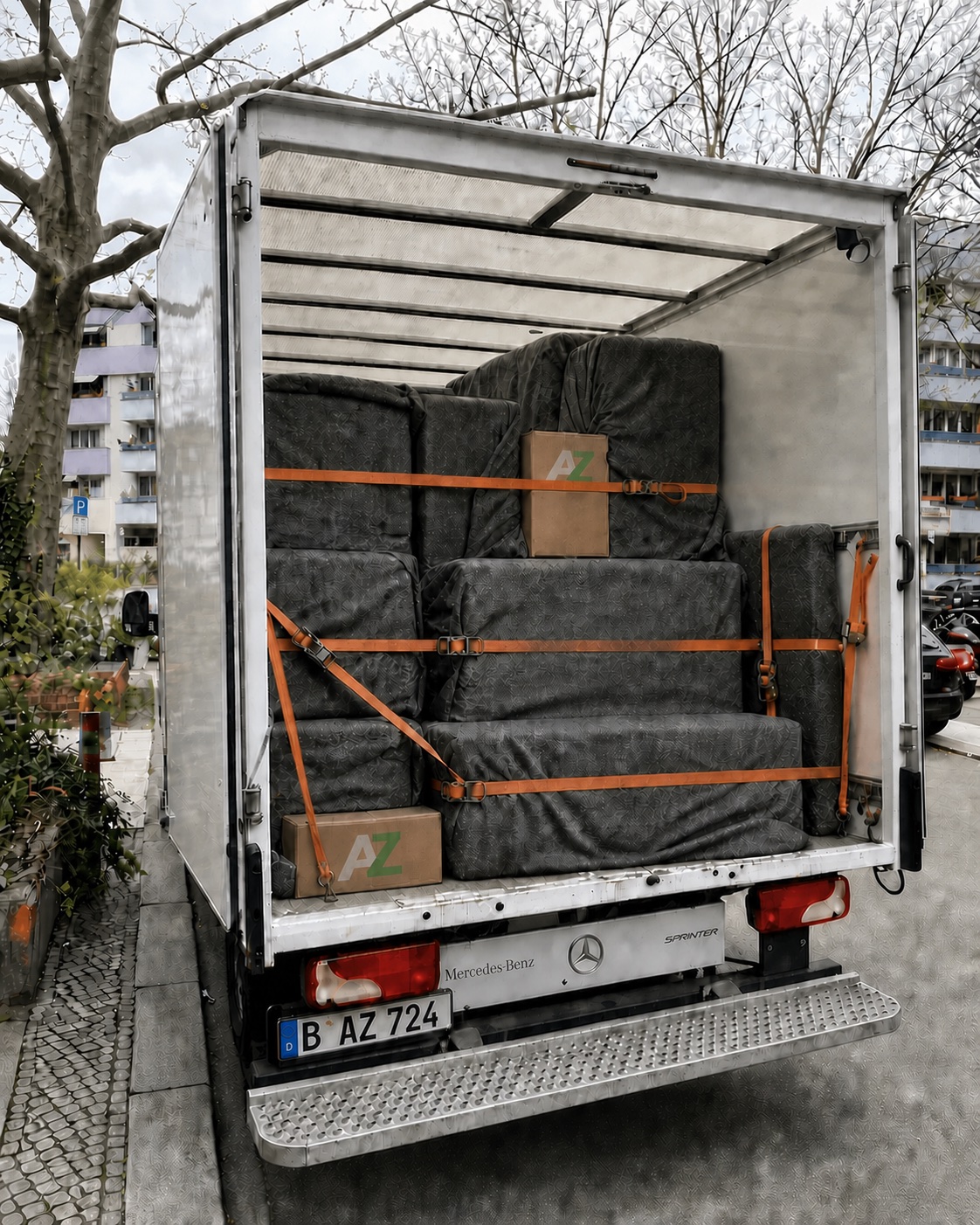 Der Umzugs-LKW von AZ Transport & Umzug, beladen mit sorgfältig geschützten Möbeln